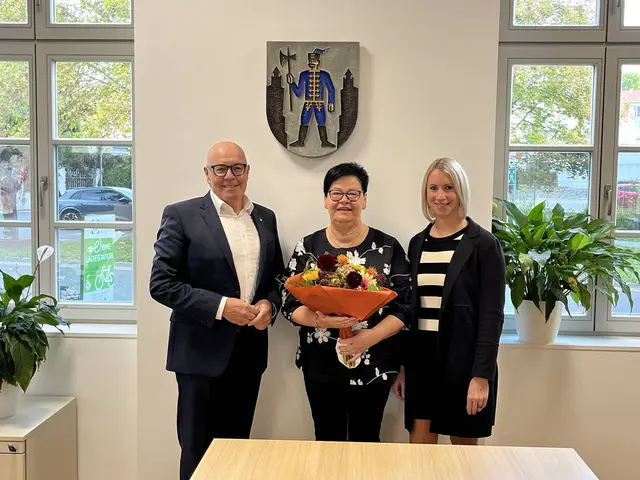 Verabschiedung in den Ruhestand: Bürgermeister Georg Rosner, Angelika Csar und Kindergarten-Leiterin Pamela Wiedner | Foto: Stadtgemeinde Oberwart