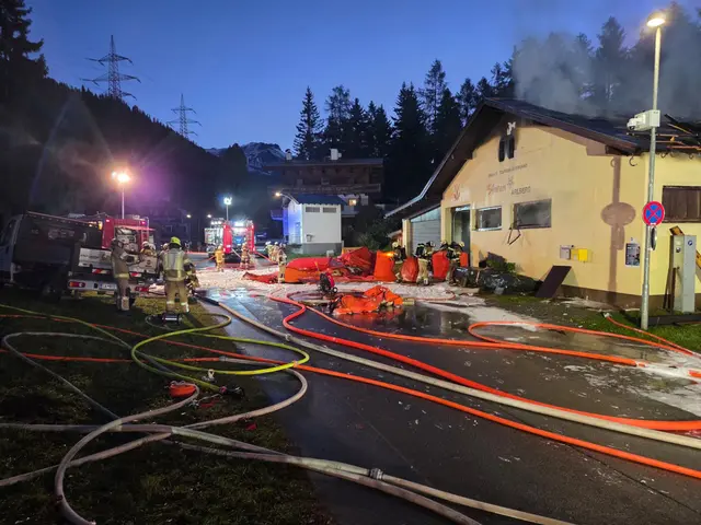 Im Löscheinsatz standen die Feuerwehren St. Anton, Pettneu, Schnann, Strengen, Landeck, Pians und Perfuchsberg. | Foto: ZOOM.Tirol