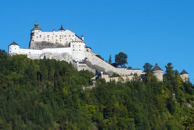 Unten im Salzachtal in Werfen wieder angekommen öffnete sich der Himmel wolkenlos und gab einen schönen Blick auf die Burg Hohenwerfen frei. | Foto: © by Ing. Günter Kramarcsik