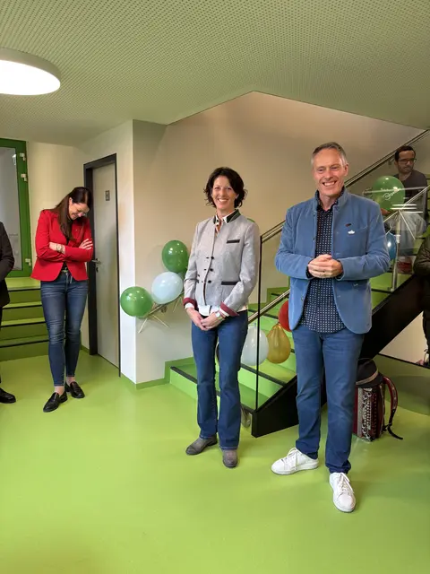 Marianne Wallner (Prokuristin Ebster) und Hannes Mayer (Technischer Leiter Schmitten Höhebahn AG) strahlten um die Wette – beiden ist der Betriebskindergarten von der Idee bis zur Eröffnung und darüber hinaus wichtig. | Foto: Sarah Braun