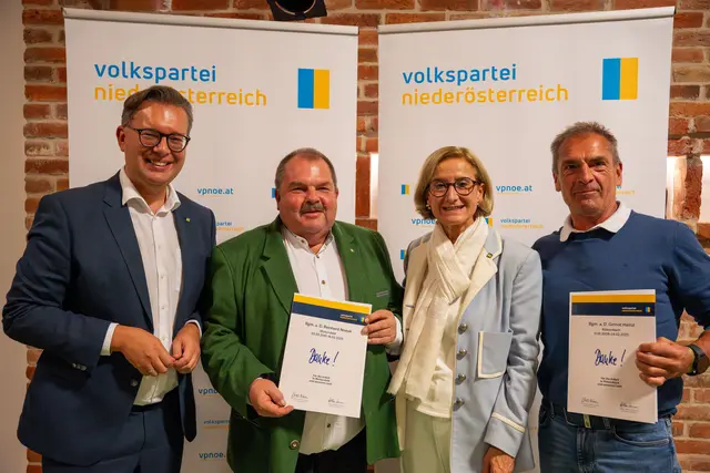 Danke an die ehemaligen Bürgermeister Gernot Hainzl (re.) und Reinhard Nowak (2.l.) von Landeshauptfrau Johanna Mikl-Leitner und LGF Matthias Zauner. | Foto: VPNÖ