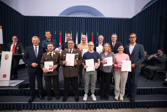 Neben Norbert Haidinger, der 150 Mal Blutspenden ging, wurden von Landeshauptmann Stelzer und Rot-Kreuz-Vizepräsident Günter Mayr acht weitere Blutspender aus dem Bezirk Schärding ausgezeichnet. | Foto: Land OÖ