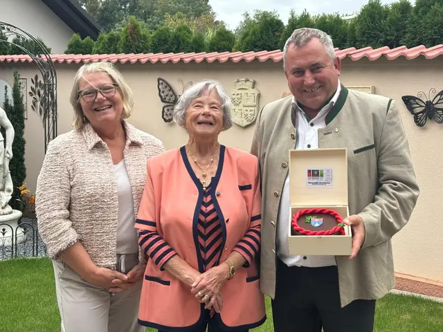 Zum 85. Geburtstag gratulierten Bürgermeister Bernhard Karnthaler und Vizebürgermeisterin Heidi Lamberg der Jubilarin Gertrude Heiss. | Foto: Marktgemeinde Lanzenkirchen