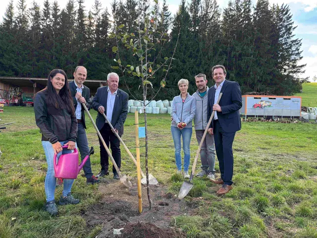 Einer von 1.350 neuen Obstbäume in ganz Tirol wurde in Aldrans gesetzt:
Michaela Kirchler (Obfrau Tiroler Baumwärterverband), Josef Hechenberger (LK-Präsident), Josef
Stocker (Obmann Grünes Tirol), Bianca und Florian Klingenschmid (Schauflackerhof Aldrans) und
René Zumtobel (Landesrat für Umwelt- und Naturschutz) | Foto: LK Tirol