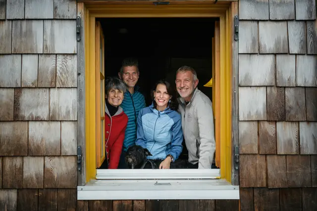 Herbert Schober und Landeshauptfrau Karoline Edtstadler mit den Wirtsleuten Ursula Klumaier-Wiebecke und Anton Langer. | Foto: Manuel Horn