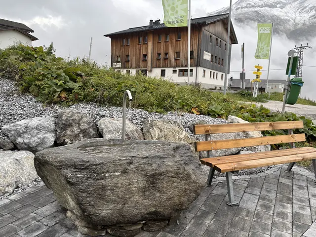 Der neue Dorfplatz wird von einem Granitbrunnen geziert. | Foto: MeinBezirk/Günther Reichel