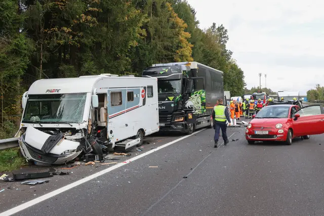 Die A9 war in Fahrtrichtung Graz zwischen Ried im Traunkreis und Inzersdorf im Kremstal gesperrt.  | Foto: laumat.at/Matthias Lauber