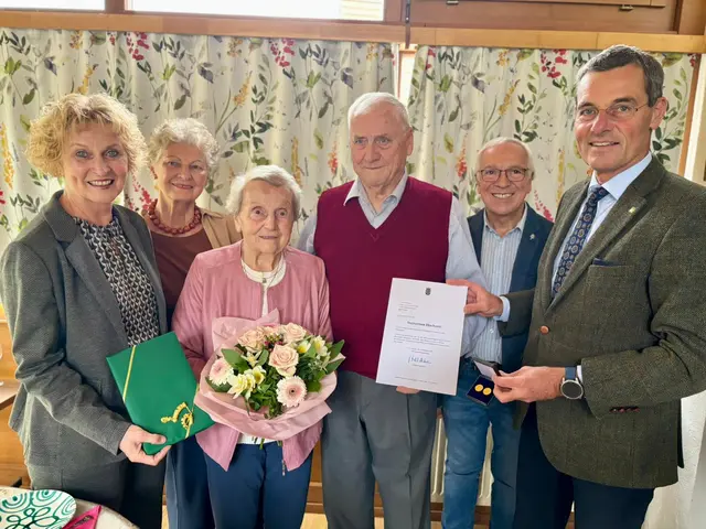 Bürgermeisterin Margarete Jarmer, Bezirkshauptmann Stefan Grusch, Margit Koch und Stadtpfarrer Josef Schachinger zählten zu den Gratulanten. | Foto: Markus Kahrer
