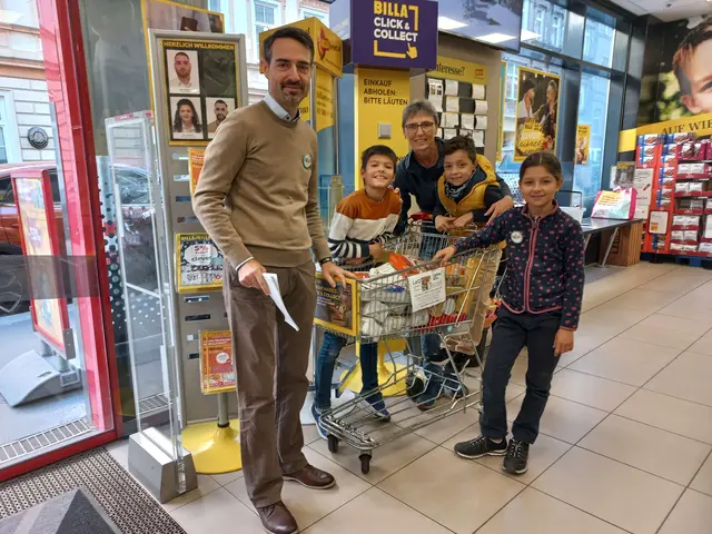 Die fleißigen Helfer – ob jung oder weniger jung – sammelten an einem Wochenende Essensspenden in Supermärkten. Diese werden nun gespendet. | Foto: Martin Roland