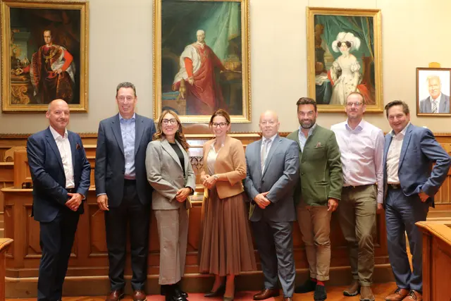 Johannes Schuschu (Hotelbetriebsspezialist der ENSANA Health Spa Hotels), Mark Hennebry (Director Hotels of CP Holdings/Muttergesellschaft), Francesca Mura (Entwicklungsmanagerin der ENSANA Health Spa Hotels), Bürgermeisterin Carmen Jeitler-Cincelli, Frank Halmos (CEO der ENSANA Health Spa Hotels), Markus Wolfesberger (Projektverantwortlicher Grandhotel Sauerhof), Dennis Werian (Hotel Asset Manager of CP Holdings) und Klaus Lorenz (Tourismusdirektor). | Foto: 2025psb/sk