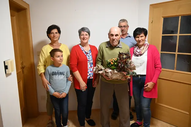 v.li.n.re.: Martina Hautzenberger (Tochter), Niklas Janicek (Urenkerl), Vbgm. Gabriela Dietl, Franz Rosenmaier, Friedrich Hautzenberger (Schwiegersohn), Andrea Geitzenauer (Bauernbund) | Foto: Stadtgemeinde Gföhl
