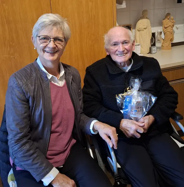 Bürgermeisterin Katharina Seebacher gratulierte Pater Berthold zum Geburtstag. | Foto: Gemeinde Schlierbach