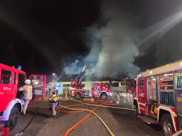 In der Nacht auf Mittwoch geriet am Bauhof des Tourismusverbands in St. Anton am Arlberg der Dachstuhl einer Werkstätte in Brand. | Foto: ZOOM.Tirol
