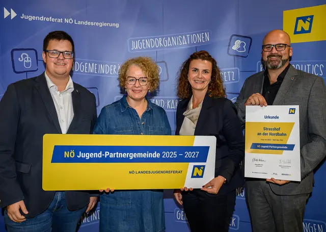 vlnr: Jugend-Gemeinderat Christoph Trenz, BA; Vizebürgermeisterin Julia Neidhart-Hermann; Jugend-Landesrätin Mag. Christiane Teschl-Hofmeister ; StR DI(FH) Philipp Weiser | Foto: NLK Burchert
