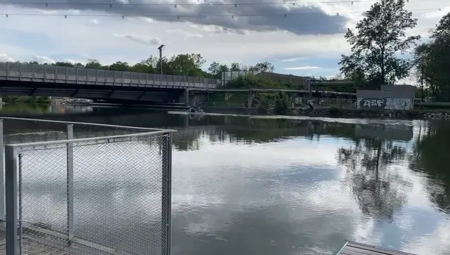 Im Bereich der Baustelle an der Autobahnbrücke in Liebenau kenterte am Mittwochmorgen ein Boot mit drei Arbeitern an Bord, ein Mann verstarb.
 (Symbolbild) | Foto: MeinBezirk/Kropac