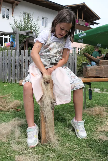 Jung und Alt packten mit an, um den Flachs zu verarbeiten. | Foto: Iris Unterhofer