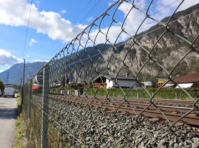 Maschendrahtzaun bei den Gleisen | Foto: Tatschl