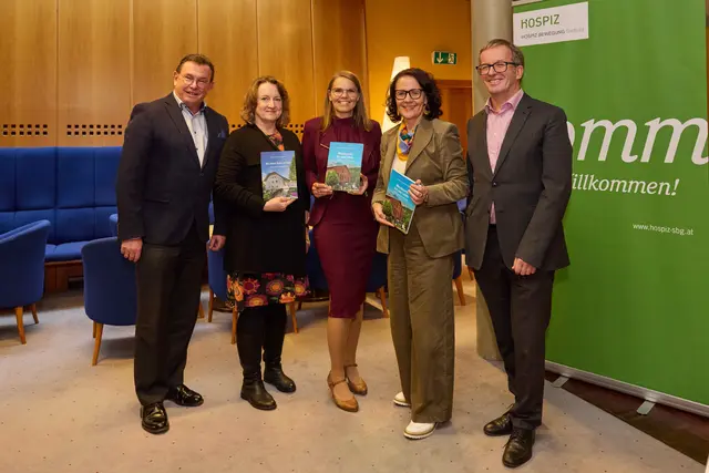 v.l.: Karl Schwaiger (Obmann Hospiz Bewegung Salzburg), Irmgard Singh (Ärztliche Leitung Lebensraum Tageshospiz Kleingmain), Annemarie Müllauer (Zentrum für Ethik und Armutsforschung der Universität Salzburg), Daniela Gutschi (Landesrätin), Christof S. Eisl (Geschäftsführer Hospiz-Bewegung Salzburg) | Foto: Hospiz-Bewegung Salzburg
