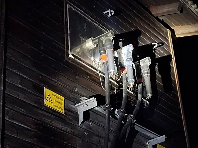 In der Nacht auf Mittwoch kam es im Ortsteil Schlaming zu einem Trafobrand. | Foto: FF Pfarrwerfen