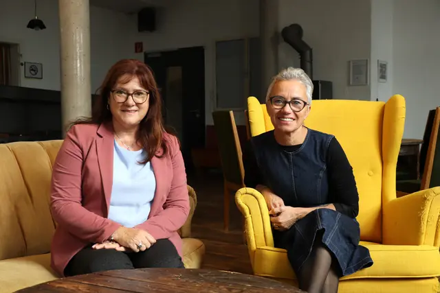 Sabine Engleitner-Neu und Doris Margreiter präsentieren im OKH Vöcklabruck die neue Kampagne der SPÖ. | Foto: MeinBezirk/Rabl