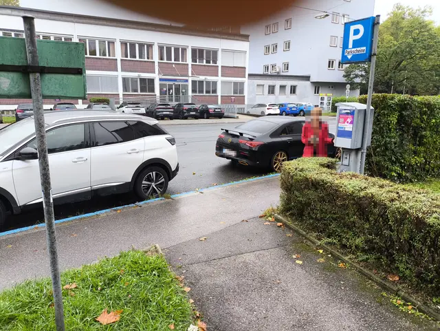 Vis a vis der Polizeiinspektion dauerte es nicht lange, bis ein Beamter auf das Parkmanöver aufmerksam wurde. | Foto: z.V.g