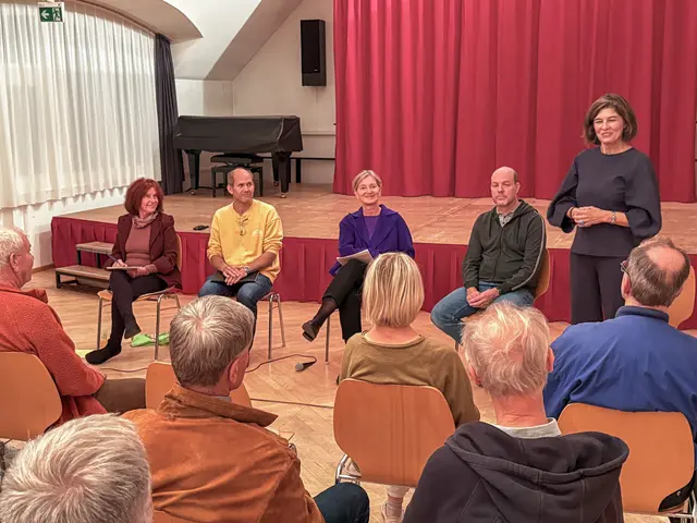 Die Expertinnen und Experten der Zukunftsgespräche: Maggie Dorn-Hayden (GRÜNE Böheimkirchen), Dr. Dieter Schmidtradler (verkehrswende.a7), Moderatorin Gabriele Faber-Wiener (Center for Responsible Management), Martin Weber (Radlobby Eichgraben), Dr. Elisabeth Götze,(Nationalratsabgeordnete und GRÜNE Eichgraben) | Foto: Die GRÜNEN Eichgraben
