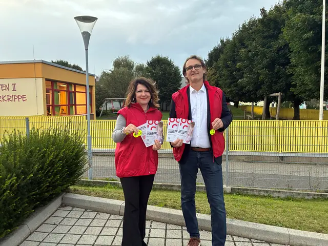 Sylvia Ippavitz und Hansjörg Sand (ÖGB) informierten vor Ort in Zeltweg. | Foto: ÖGB