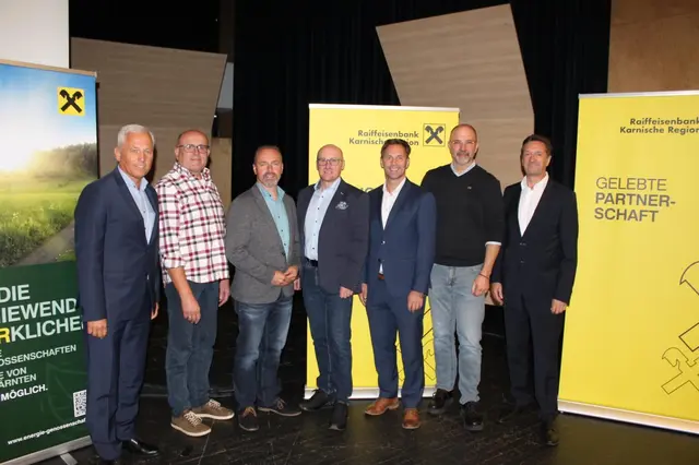Von links nach rechts: VDir. Walter Hartlieb, Bgm. Johannes Lenzhofer, Bgm. Markus Salcher, Wolfgang Saiwald, Projektmanager Nachhaltigkeit RLB Kärnten, VDir. Mario Oberortner, Bgm. Josef Zoppoth und VDir. Hans Rogi | Foto: Raiffeisenbank Karnische Region