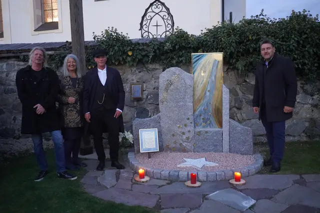 Die kreativen Köpfe hinter der Gedenkstätte und Bgm. Markus Haid. 