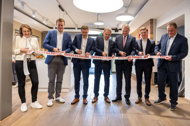 Die feierliche Eröffnung fand am 8. Oktober gemeinsam mit (Bild von li nach re) Bezirksstellenobfrau Steyr Judith Ringer, Landesrat Stefan Kaineder, Johannes und Johann Breitschopf, Landeshauptmann Thomas Stelzer, Martin Breitschopf und Johannes Kampenhuber, Bürgermeister von Dietach sowie zahlreichen Lieferanten und Partnern statt. | Foto: Georg Schlemmer