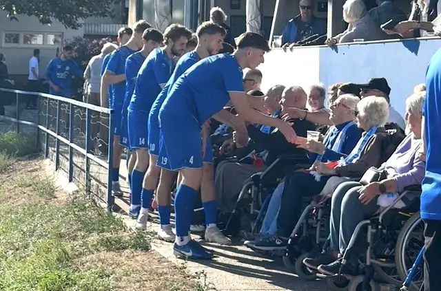 Die Bewohner des Seniorenzentrums Spallerhof verfolgten gespannt das Geschehen auf dem Platz – die Blaue Elf dankte es mit einem souveränen 2:0-Derbysieg.  | Foto: Blaue Elf Linz