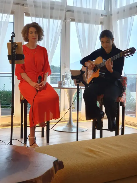 Sängerin Susanne Hager (l.) und Gitarristin Beate Reiermann begeisterten die Zuhörer:innen.  | Foto: Gemeinde Zell am Moos