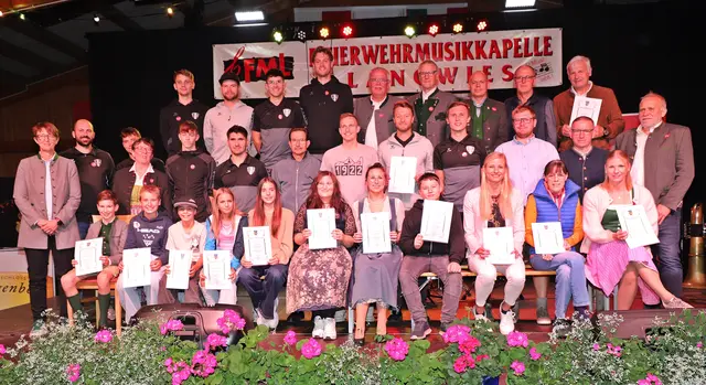 Die erfolgreichen Sportlerinnen und Sportler von Ebensee wurden beim Volksfest geehrt. | Foto: Hörmandinger