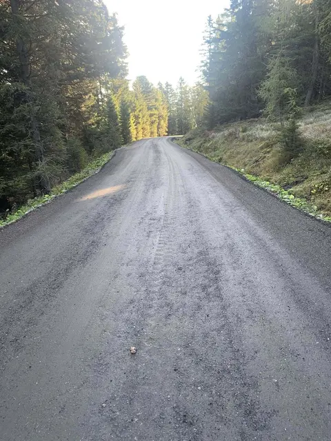 Auf der Straße haben zwei Autos nebeneinander Platz und es wurden auch Ausweichen geschaffen. | Foto: KK