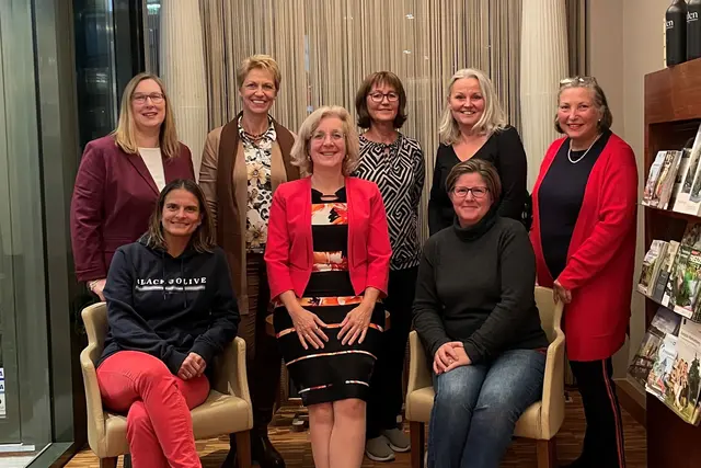 Das neue Team der Stadtgruppe Horn mit Obfrau GR Sabine Englmaier (M.), Claudia Vogler-Zach, StR Evelyn Schmidt, Belinda Kalab (v.l.) sowie Martha Welser, GR Isabel Mang, StR Maria van Dyck und Maria Köller (v.r.). | Foto: ÖVP-Frauen