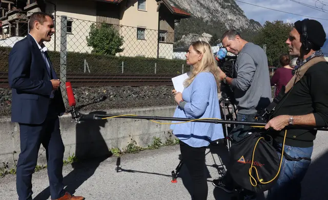 "ORF Bürgeranwalt" Redakteurin Kristina Schmidt-Labenbacher im Interview mit einem betroffenen Anrainer | Foto: Tatschl