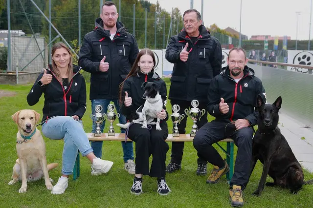 Staatsmeister 2025 im Mannschaftslauf "Go for Stainz": Stehend von links: Cheftrainer Stefan Schliefsteiner, Obmann Manfred Spieler. Sitzend von links: Doppelstaatsmeisterin Lisa Bretterklieber mit "Balu", Lisa Hahnbammer mit "Laila" und Christian Dengg mit "Cooper".
 | Foto: ÖGV Stainz