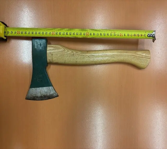 Mit dieser Axt soll ein 82-Jähriger zwei Frauen bedroht haben. | Foto: LPD Wien