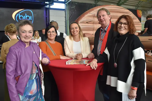 Bürgermeisterin Renate Habetler, Carmen Krutzler, Olivia Kaiser, Horst Horvath und Christine Teuschler im Smalltalk | Foto: Michael Strini