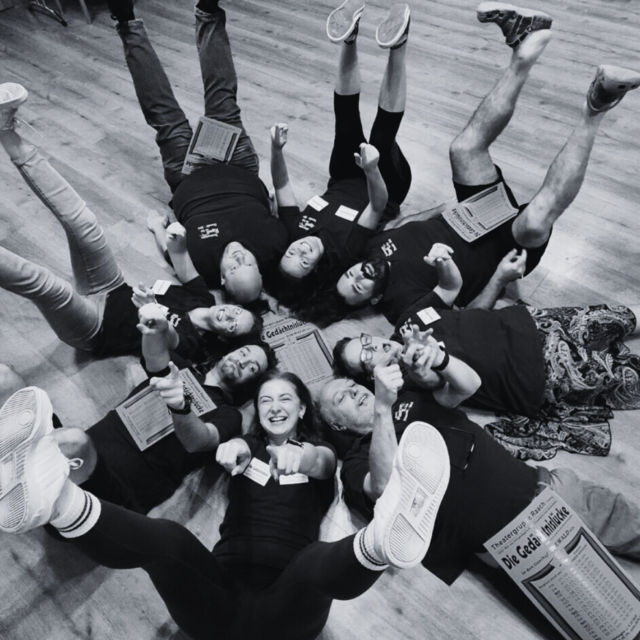 Es wird wieder heiter, wenn die Theatergruppe Raach am Hochgebirge auf der Bühne steht (oder liegt). | Foto: Theatergruppe Raach am Hochgebirge