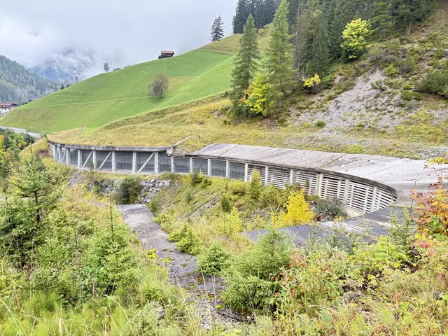 Von oben sieht man, wie sich die Galerie an den Berg "anschmiegt". Lawinen schießen über das Bauwerk hinweg. | Foto: MeinBezirk/Günther Reichel