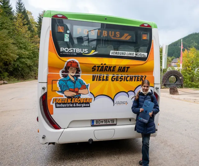 Der gebrandete Linienbus mit dem Siegerentwurf der Schülerin Nora Bermejo Sanz (6. Klasse, Altes Gymnasium Leoben) fährt nun für ein Jahr durch die Region Leoben. | Foto: Verein Steirische Eisenstraße