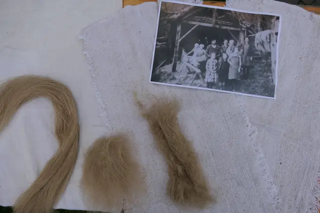 Ein Foto von früher zusammen mit einem alten Leinentuch und Flachsfasern | Foto: Iris Unterhofer