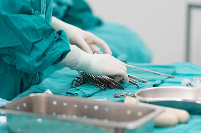 Eineinhalb Jahre soll ein Patient auf seine dringend benötigte OP warten. | Foto: smarterpix/chanawit
