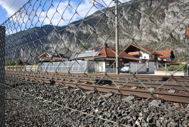 Lediglich dieser Maschendrahtzaun trennt die Häuser und Wohnanlagen von den Schienen | Foto: Tatschl