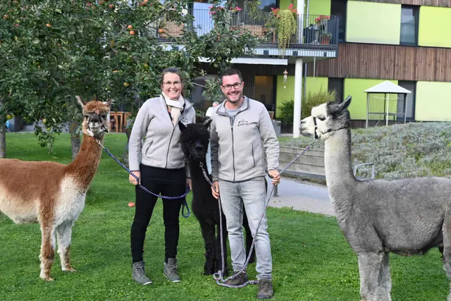 Alex und Maria Hahn kennen jedes Tier beim Namen und führten die Besucher mit viel Geduld, Herz und Geschichten in das Leben der Alpakas ein. | Foto: Edi Poss