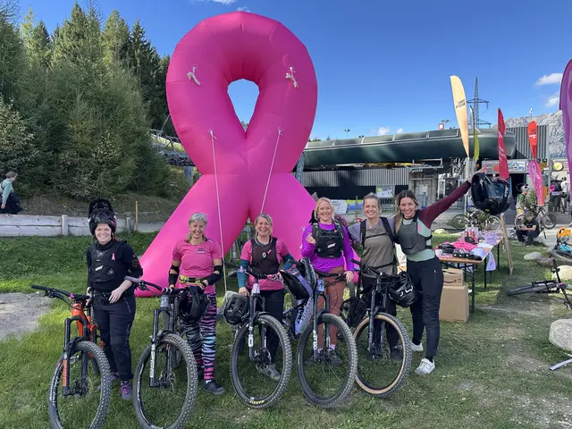 Der Bikepark in Mutters stand Ende September ganz im Zeichen der Brustkrebsvorsorge und erstrahlte im leuchtenden Pink.  | Foto: Krebshilfe Tirol