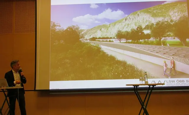 Architekt Wakonig erklärte bei der Informationsveranstaltung am 14.11.2024, wie die Lärmschutzwand aussehen würde. | Foto: Tatschl