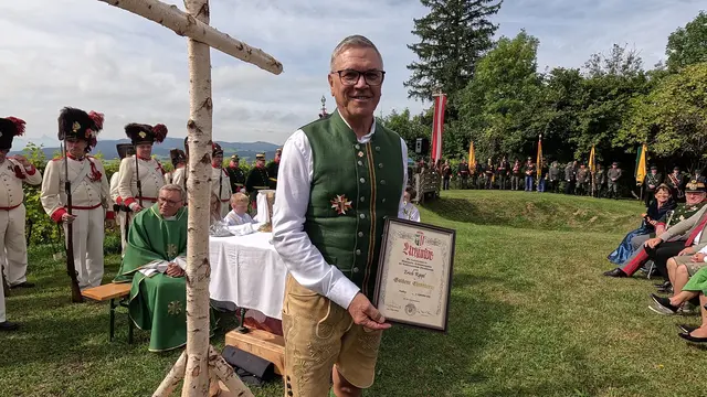 Goldenes Ehrenkreuz der Bürgergarden OÖ. Auszeichnung für Bürgermeister Erich Rippl | Foto: Adi Falb
