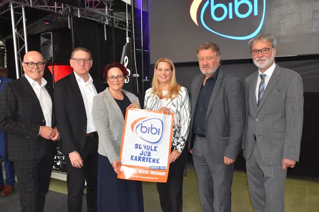 Die "BIBI" wurde am Mittwoch eröffnet: Bürgermeister Georg Rosner, Landesholding-Geschäftsführer Gerald Goger, Wirtschaftskammer-Regionalstellenobfrau Tanja Stöckl, Bildungslandesrätin Daniela Winkler, Bildungsdirektor Alfred Lehner und Messeveranstalter Markus Tuider | Foto: Michael Strini